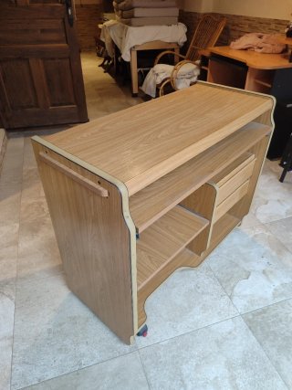Mesa escritorio con cajones y ruedas
