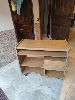 Mesa escritorio con cajones y ruedas