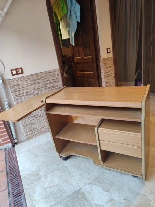 Mesa escritorio con cajones y ruedas