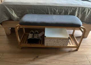 Banco zapatero con asiento gris y madera