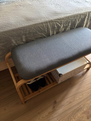 Banco zapatero con asiento gris y madera