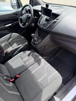 Ford Transit Connect con estanterias y suelo