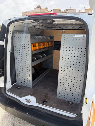 Ford Transit Connect con estanterias y suelo