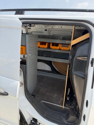 Ford Transit Connect con estanterias y suelo