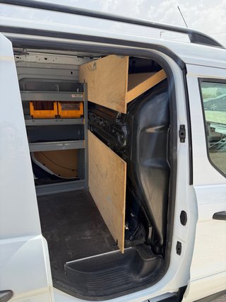 Ford Transit Connect con estanterias y suelo