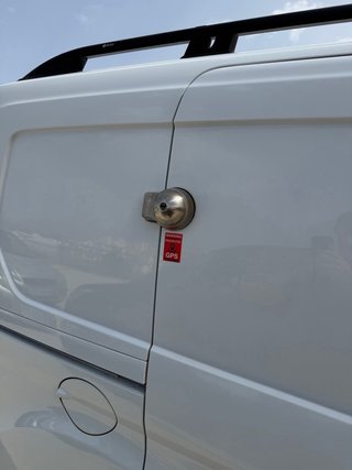 Ford Transit Connect con estanterias y suelo
