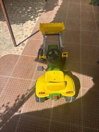 Tractor de pedales para niño
