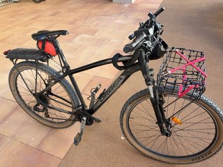 Bicicleta Orbea con cesta y portabultos