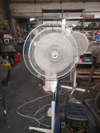 Ventilador de Pie Blanco y Azul