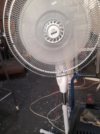 Ventilador de Pie Blanco y Azul
