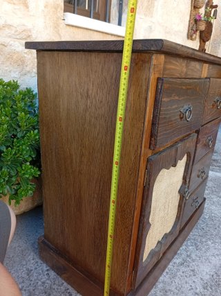 Mueble rústico de madera y yute