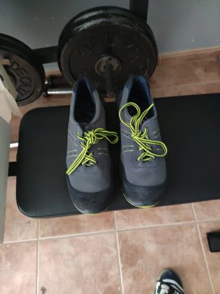 Zapatos de seguridad grises y verdes