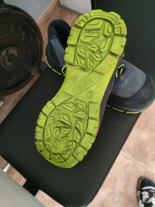 Zapatos de seguridad grises y verdes