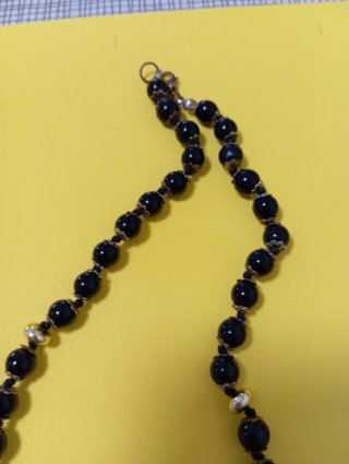 Collar de cuentas negras y doradas