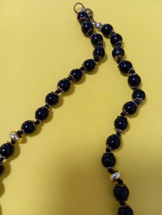 Collar de cuentas negras y doradas