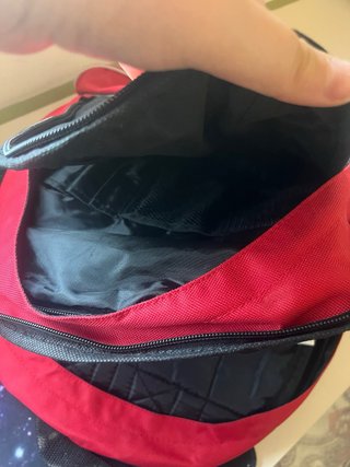 Mochila roja con detalles blancos y negros