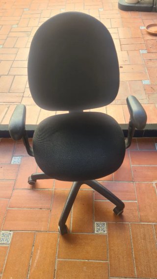 Silla de escritorio ergonómica negra