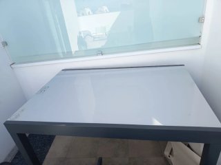 Mesa exterior cristal y metal gris. Nueva sin uso.