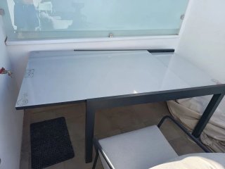 Mesa exterior cristal y metal gris. Nueva sin uso.