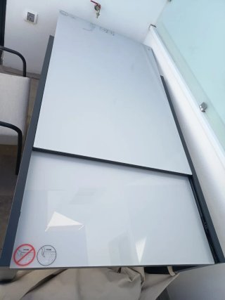 Mesa exterior cristal y metal gris. Nueva sin uso.