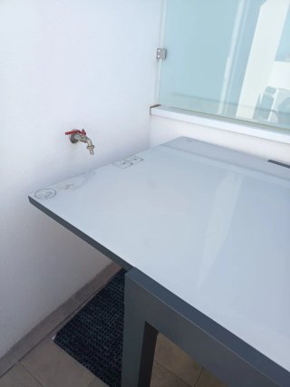 Mesa exterior cristal y metal gris. Nueva sin uso.