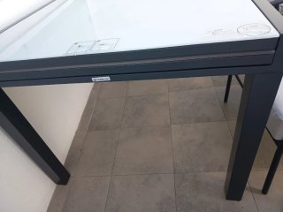 Mesa exterior cristal y metal gris. Nueva sin uso.