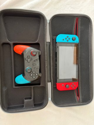 Nintendo Switch + Funda + Mando