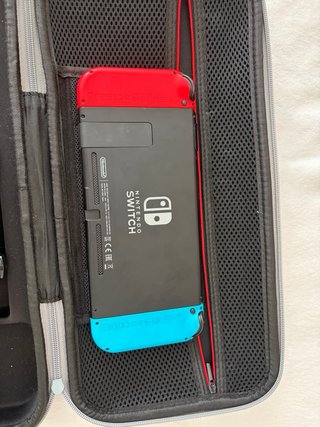 Nintendo Switch + Funda + Mando