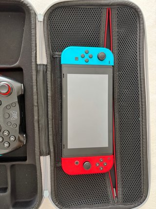 Nintendo Switch + Funda + Mando