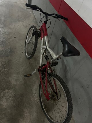 Bicicleta de montaña roja y plateada