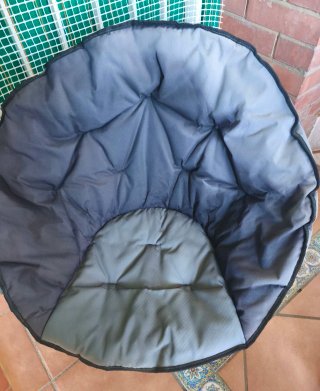 Silla de tela plegable gris redonda.Muy bonita