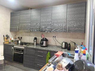 Cocina completa gris y plateada