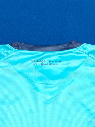 Camiseta de fútbol azul y blanca. Talla M.