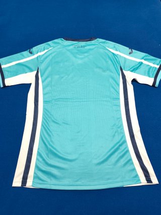Camiseta de fútbol azul y blanca. Talla M.