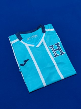 Camiseta de fútbol azul y blanca. Talla M.