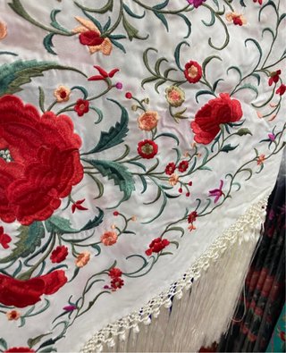 Mantoncillo blanco bordado flores rojas