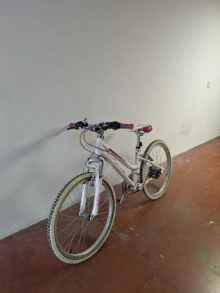 Bicicleta Cuda Kinetic Blanca y Morada