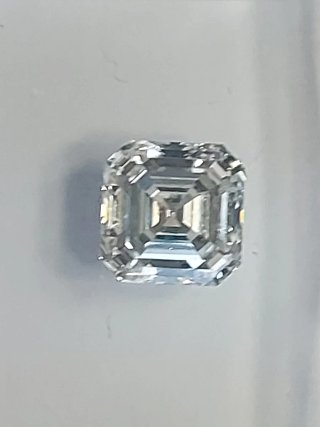 Diamantes varios de diferentes tallas y peso.