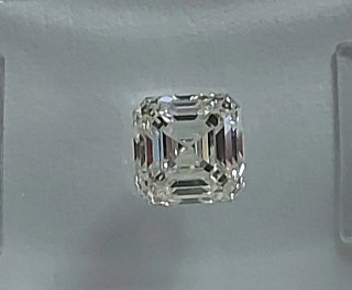 Diamantes varios de diferentes tallas y peso.