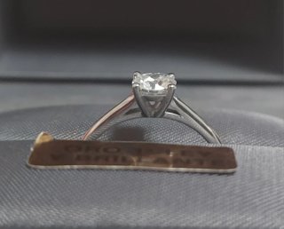 Diamantes varios de diferentes tallas y peso.