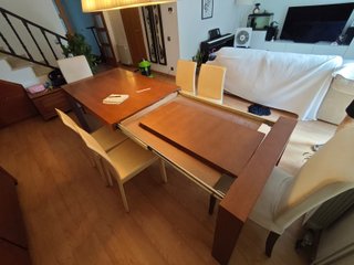 Mesa de comedor de madera y sillas