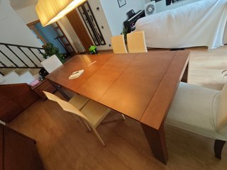 Mesa de comedor de madera y sillas