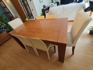 Mesa de comedor de madera y sillas