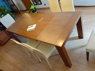 Mesa de comedor de madera y sillas