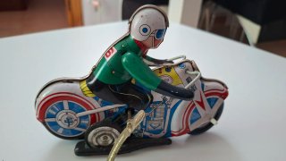 Moto de hojalata antigua