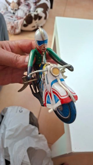 Moto de hojalata antigua