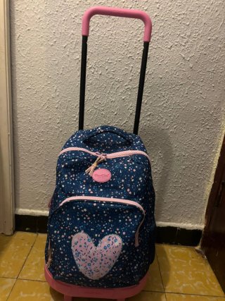 Mochila infantil con ruedas y corazón