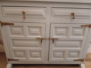 Mueble de entrada estilo castellano .