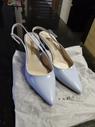 Zapatos tacón ZARA estilo estileto azul.
