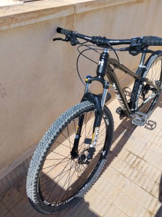 Bicicleta de montaña negra mitical